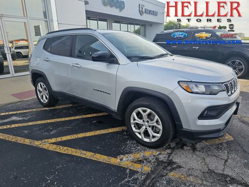 Used 2024 Jeep Compass Latitude AWD/4WD image 1
