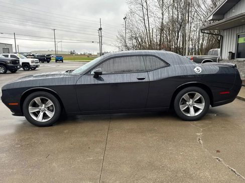 Used 2019 Dodge Challenger SXT image 4