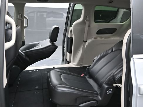 Used 2024 Chrysler Pacifica Touring-L FWD image 16