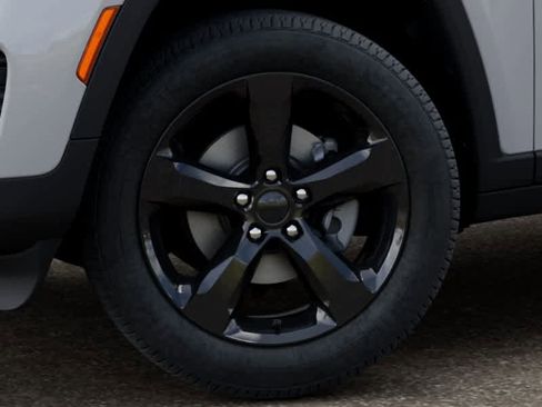 New 2025 Jeep Grand Cherokee Altitude AWD/4WD image 8