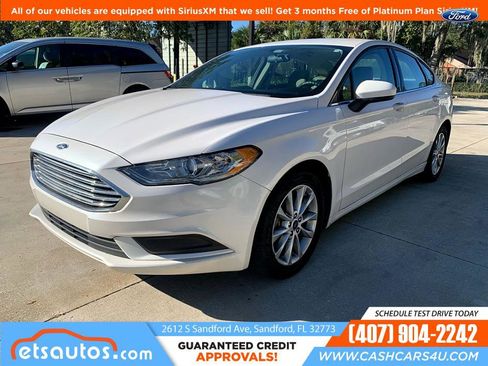 Used 2017 Ford Fusion SE image 2