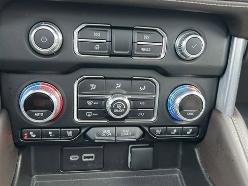 Used 2023 GMC Yukon XL SLT image 17