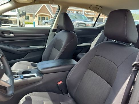 Used 2025 Nissan Altima 2.5 SV FWD image 12