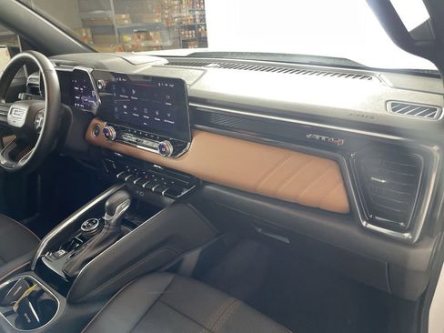 Used 2025 GMC Canyon AT4 image 29