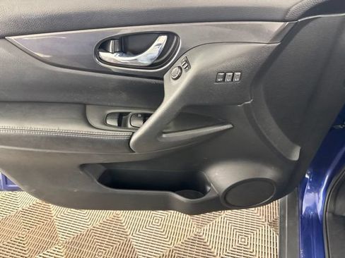 Used 2018 Nissan Rogue SV w/ Sun & Sound Touring Package AWD/4WD image 18