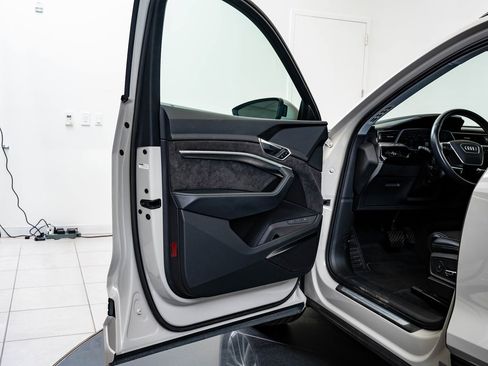 Used 2021 Audi e-tron Prestige w/ Prestige Package image 29