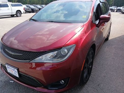 Used 2020 Chrysler Pacifica Touring-L Plus FWD image 7