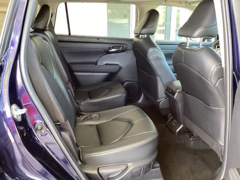 Used 2023 Toyota Highlander XLE AWD/4WD image 16