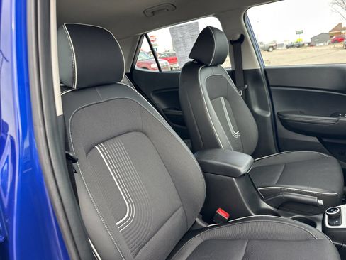 Used 2023 Hyundai Venue Limited FWD image 28