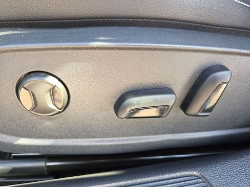 Used 2025 Volkswagen Jetta SE FWD image 17