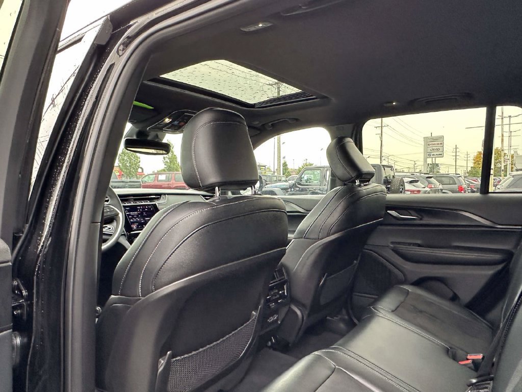 Used 2024 Jeep Grand Cherokee Altitude AWD/4WD image 15