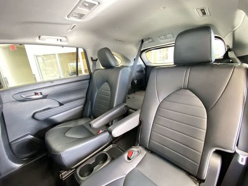 Used 2022 Toyota Highlander XLE AWD/4WD image 25
