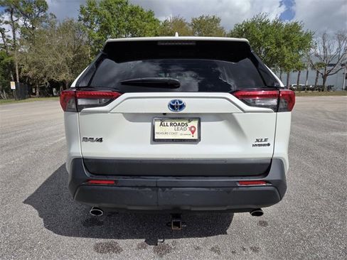 Used 2022 Toyota RAV4 XLE Premium image 4