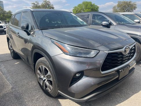 Used 2023 Toyota Highlander XLE image 3