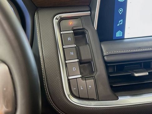 Used 2023 Chevrolet Tahoe Premier w/ Premium Package AWD/4WD image 18