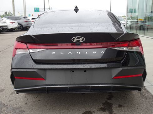 Used 2024 Hyundai Elantra SE FWD image 4