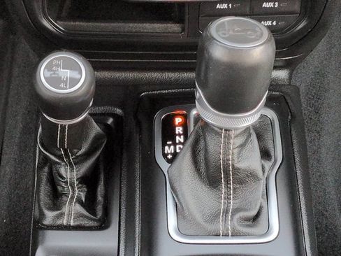 Used 2019 Jeep Wrangler Unlimited Sahara w/ Dual Top Group AWD/4WD image 19