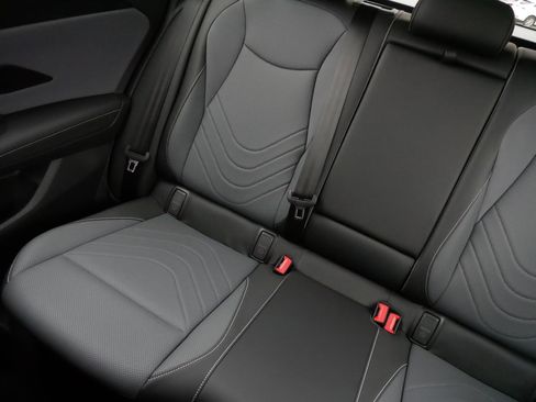 Certified 2025 Volkswagen Tiguan SE AWD/4WD image 12