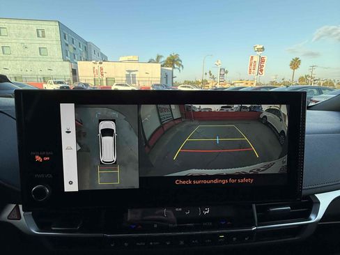 Used 2025 Toyota Sienna Platinum image 15