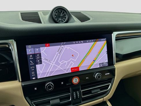 Used 2025 Porsche Macan image 16