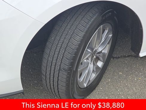 Used 2025 Toyota Sienna LE image 40