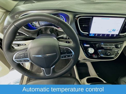 Used 2023 Chrysler Pacifica Touring-L image 12