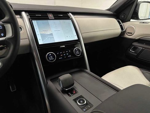 Used 2024 Land Rover Discovery Dynamic SE image 29