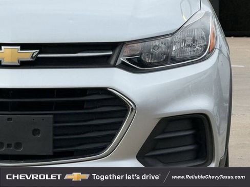 Used 2020 Chevrolet Trax LS w/ Tint and Cruise Package FWD image 4