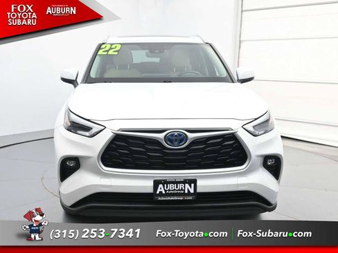 Used 2022 Toyota Highlander XLE AWD/4WD image 3