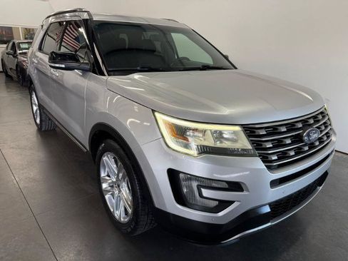 Used 2017 Ford Explorer XLT w/ Equipment Group 202A FWD image 4