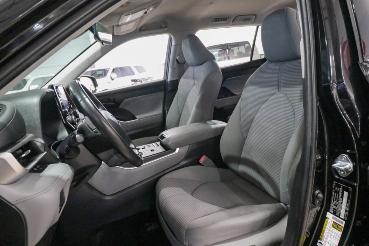 Used 2022 Toyota Highlander LE FWD image 11
