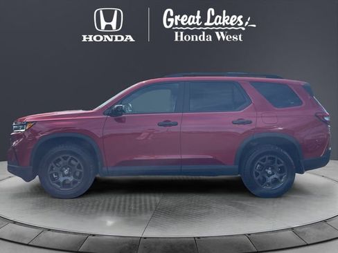 Used 2025 Honda Pilot TrailSport image 2