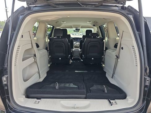 Used 2023 Chrysler Pacifica Touring-L FWD image 18