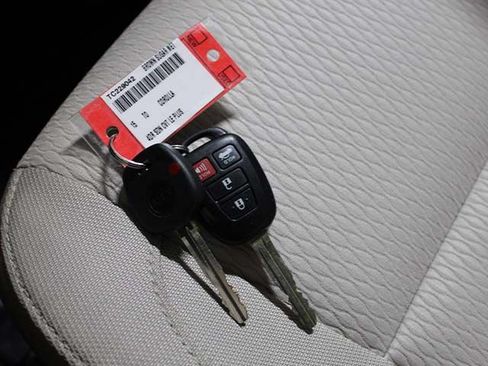 Used 2015 Toyota Corolla LE FWD image 19