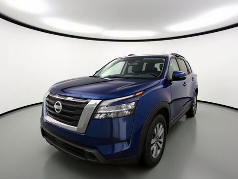 Used 2025 Nissan Pathfinder SV image 3