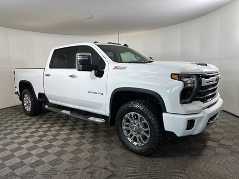 Used 2025 Chevrolet Silverado 2500 LT w/ Z71 Chrome Sport Edition image 6