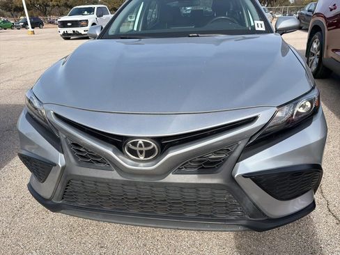 Used 2022 Toyota Camry SE image 2