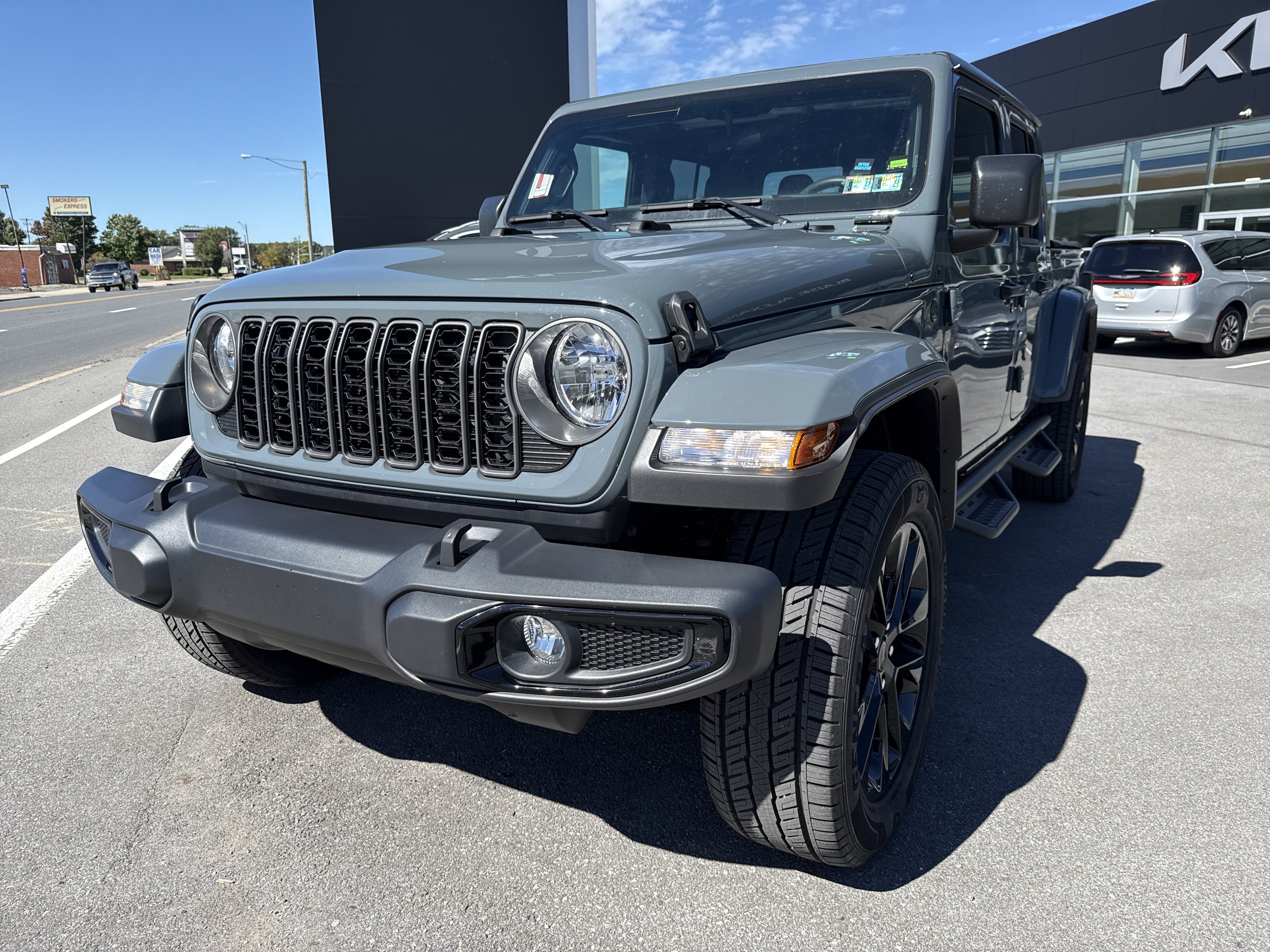 Used 2025 Jeep Gladiator Sport AWD/4WD image 8