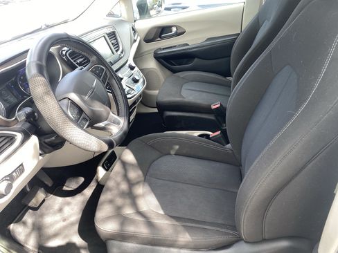 Used 2022 Chrysler Voyager LX FWD image 9