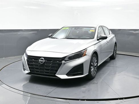 Used 2024 Nissan Altima 2.5 SV image 6