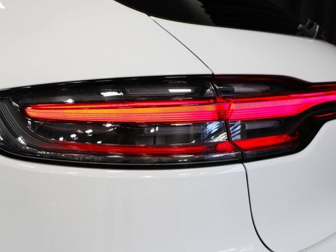 Certified 2025 Porsche Macan image 16