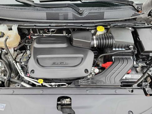 Used 2023 Chrysler Pacifica Touring-L FWD image 13
