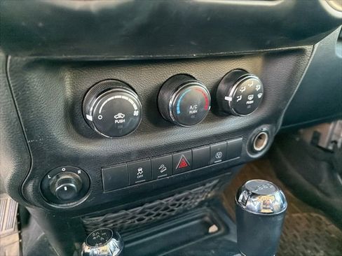 Used 2018 Jeep Wrangler Unlimited Sahara image 40