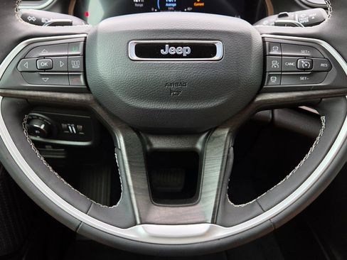 Used 2025 Jeep Grand Cherokee Limited w/ Luxury Tech Group II RWD image 26