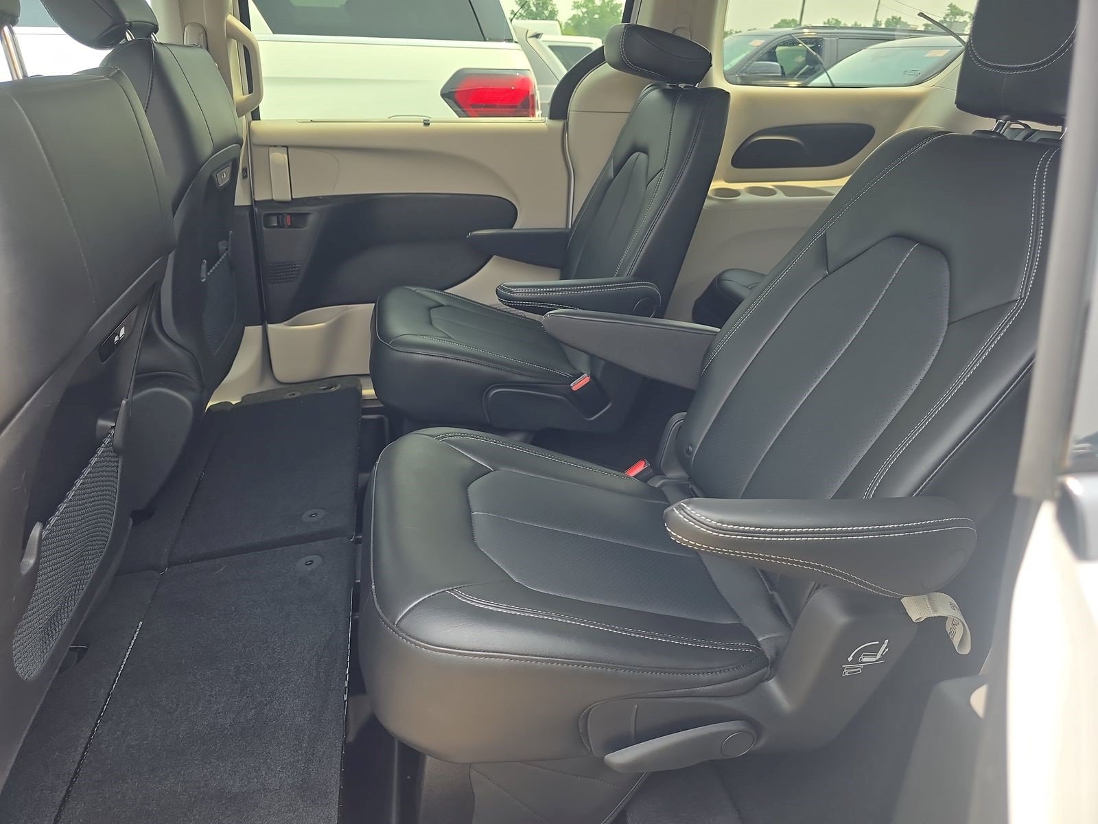 Used 2024 Chrysler Pacifica Touring-L w/ Road Tripper Package FWD image 10