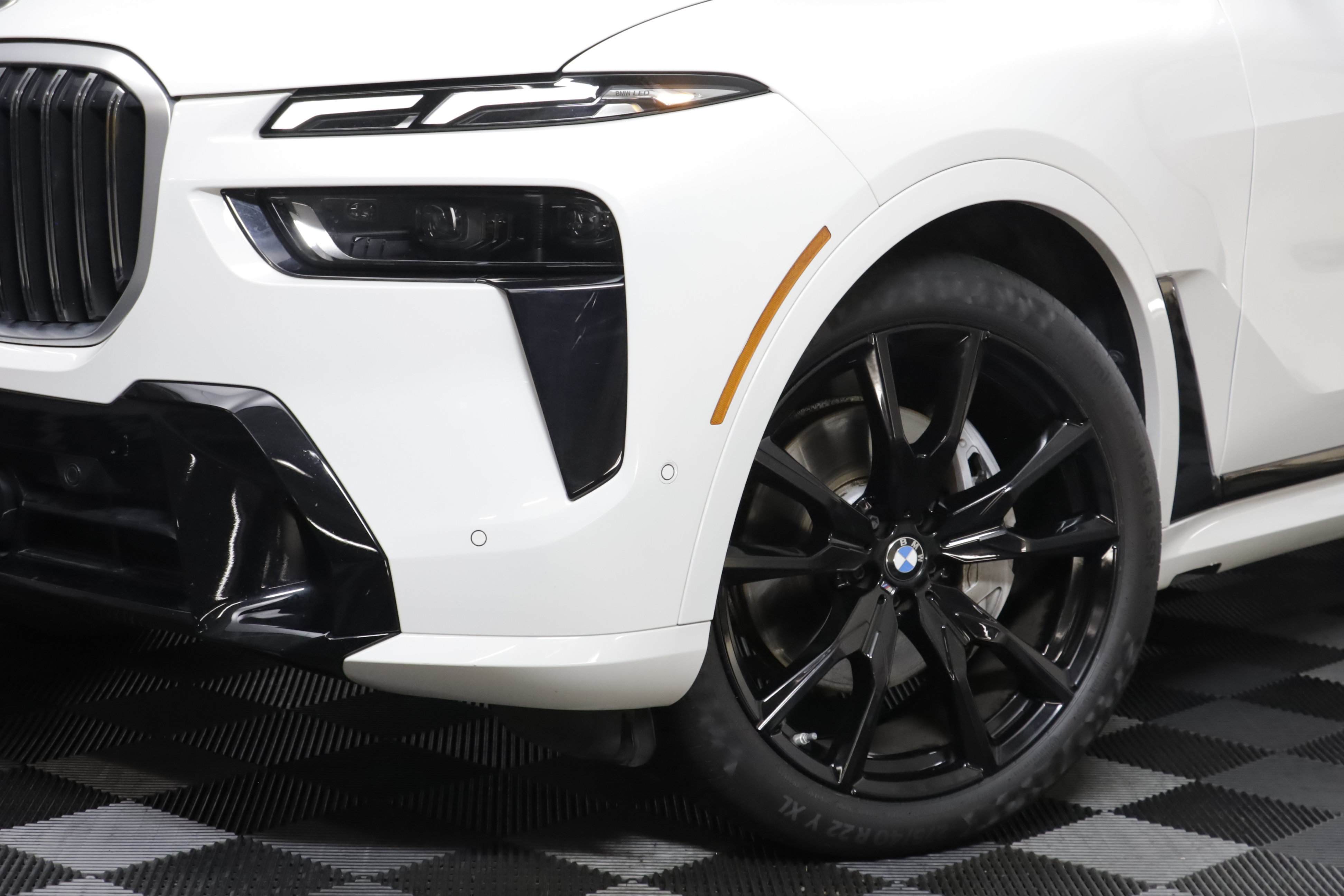 Used 2024 BMW X7 xDrive40i w/ M Sport Package AWD/4WD image 3