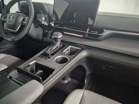 New 2026 Toyota Sienna XLE FWD image 37
