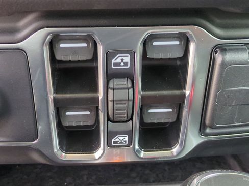 Used 2025 Jeep Wrangler Unlimited Sahara AWD/4WD image 25
