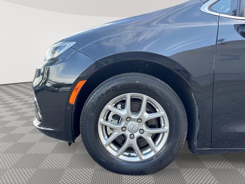 Used 2025 Chrysler Pacifica Select FWD image 18