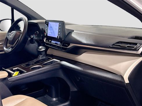 Used 2021 Toyota Sienna XLE image 28